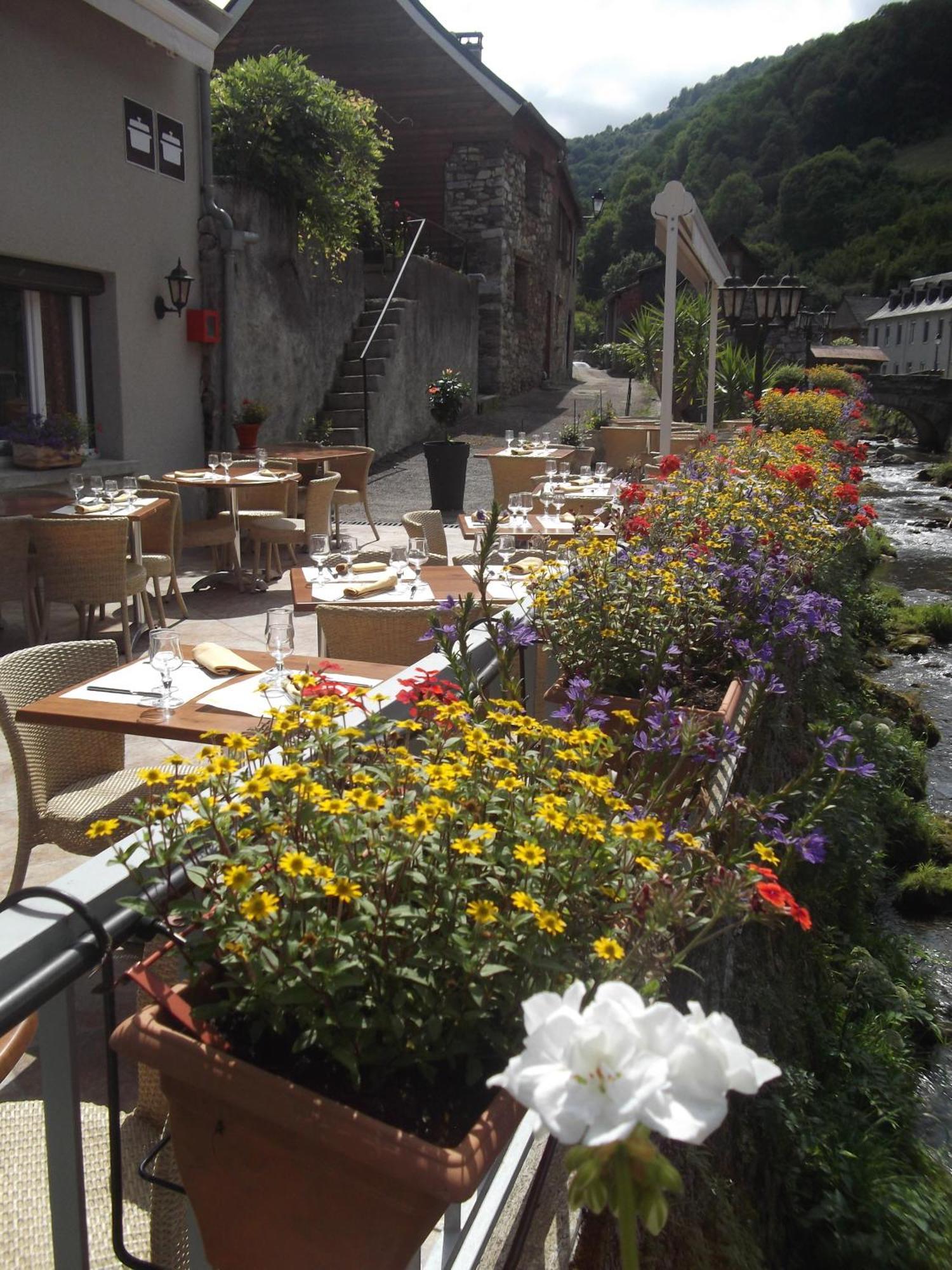 Hotel Logis Auberge De L'Isard Saint-Lary  Exteriör bild