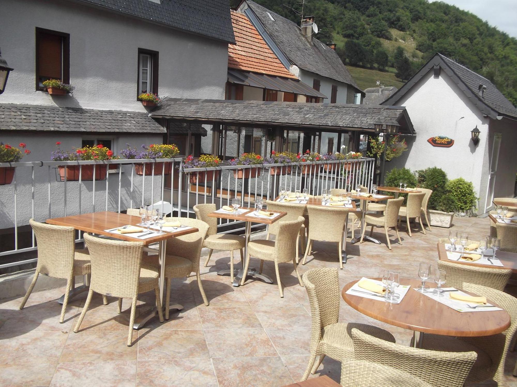 Hotel Logis Auberge De L'Isard Saint-Lary  Exteriör bild